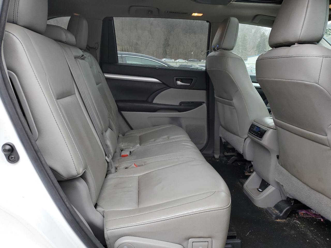 2017 Toyota Highlander - Image 11