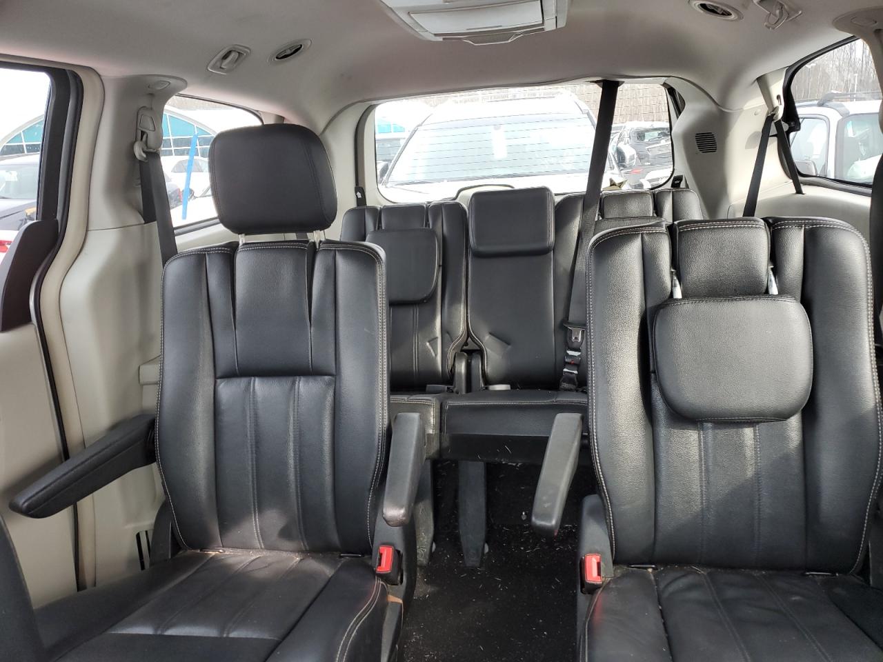2013 Chrysler Town & Country - Image 10