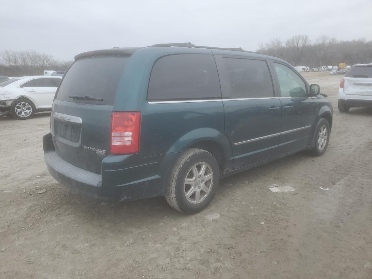 2009 Chrysler Town & Country - Image 3