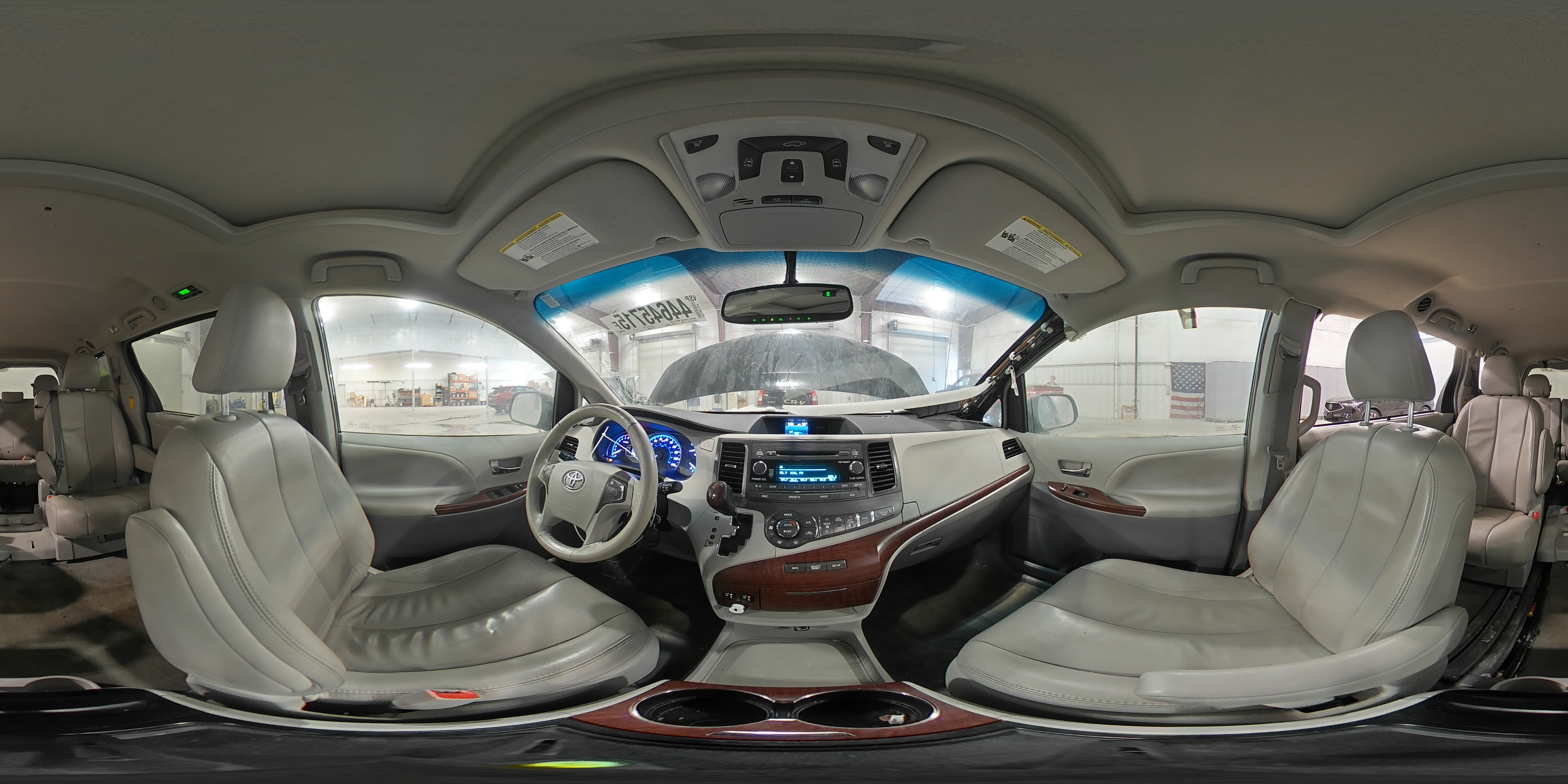 2014 Toyota Sienna - Image 13
