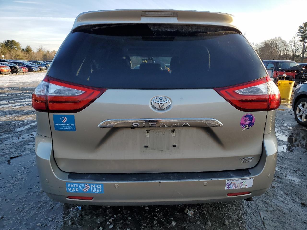 2015 Toyota Sienna - Image 6