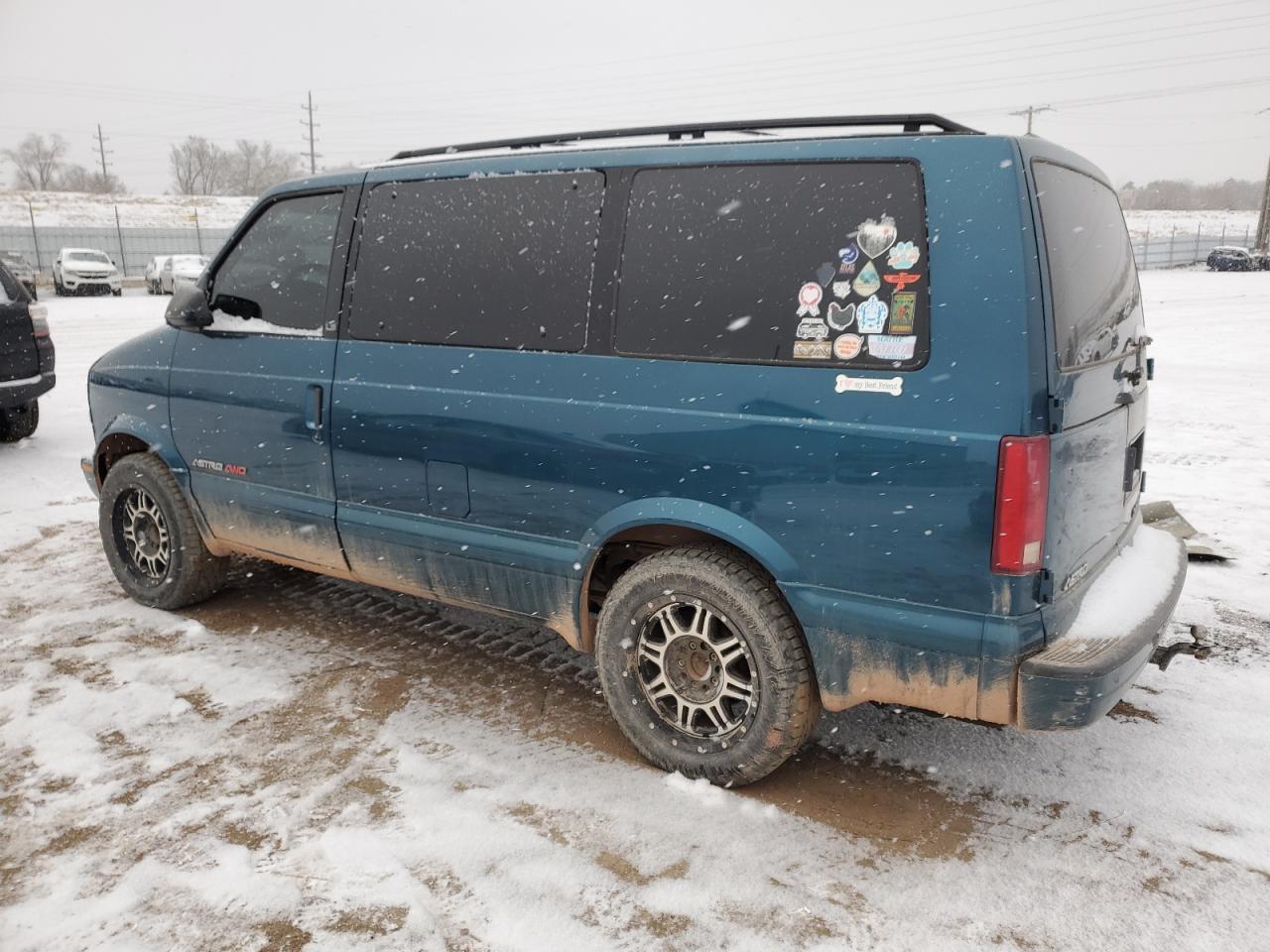 2000 Chevrolet Astro - Image 2