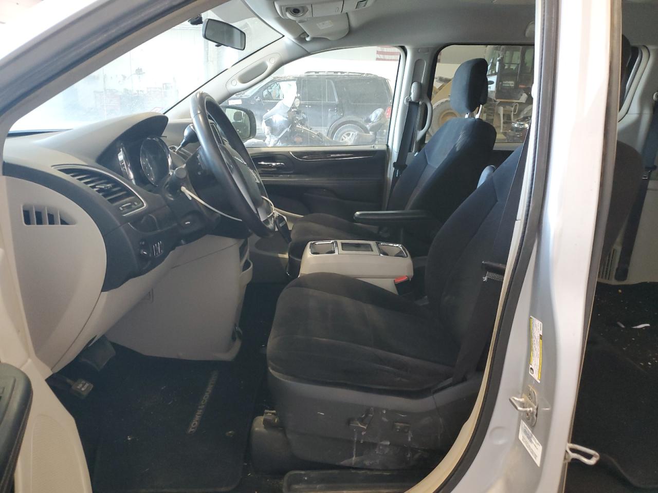 2011 Chrysler Town & Country - Image 7