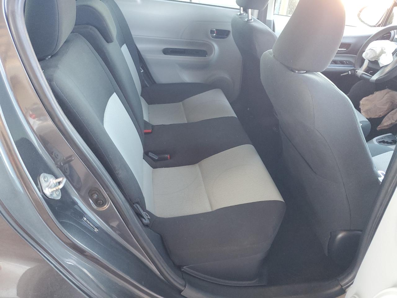 2012 Toyota Prius - Image 10