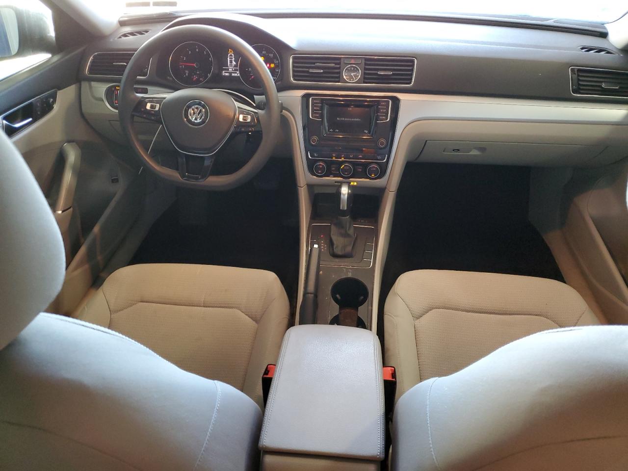 2017 Volkswagen Passat - Image 8