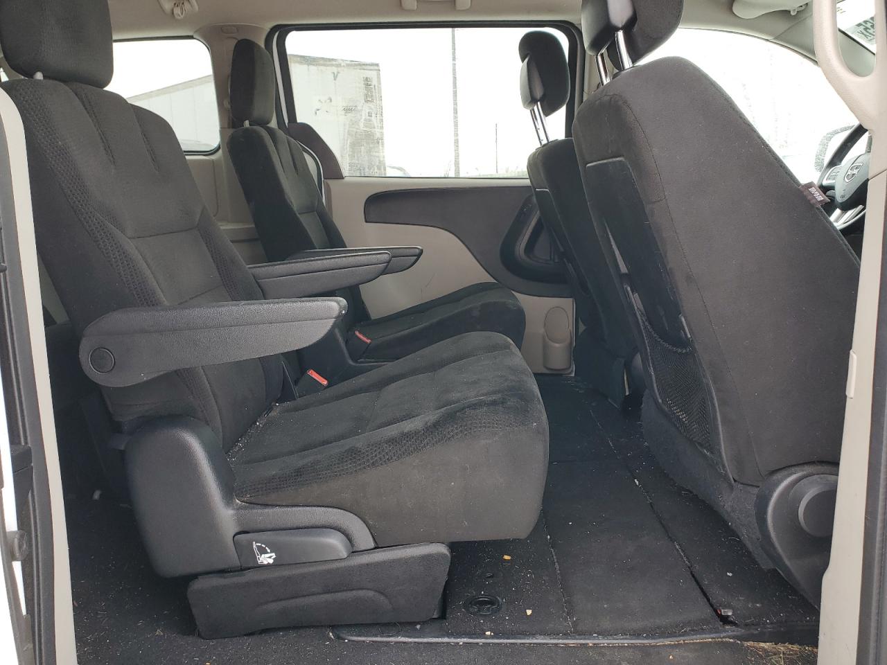 2016 Dodge Caravan - Image 12