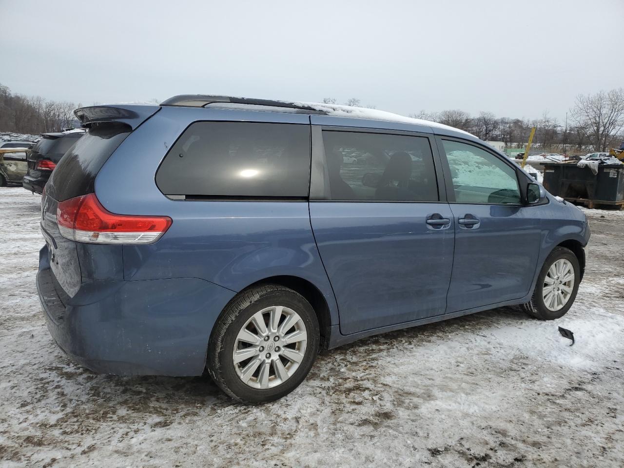 2014 Toyota Sienna - Image 3