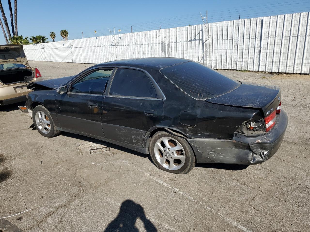 2000 Lexus ES - Image 2