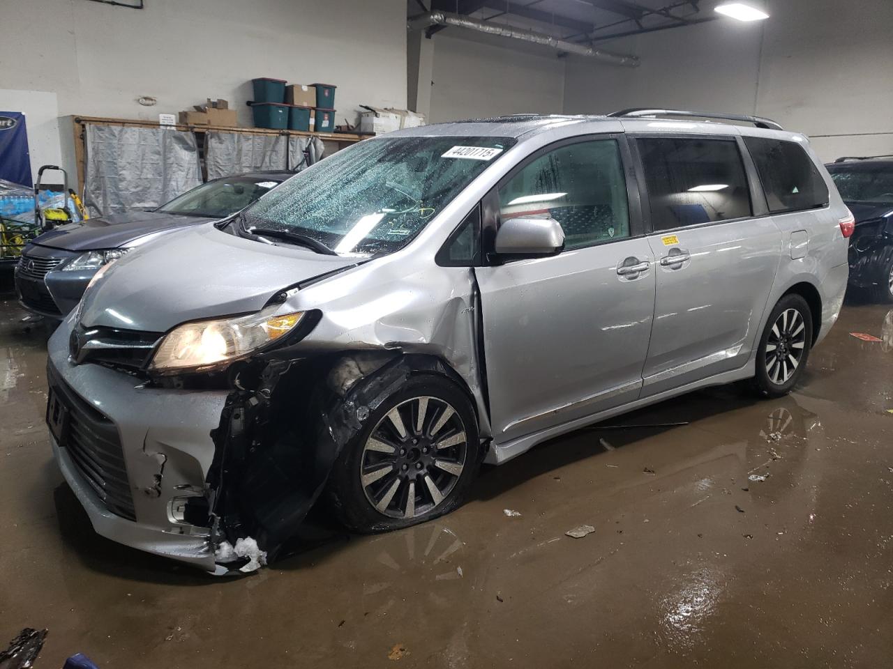 2018 Toyota Sienna Xle for Sale in Elgin, IL - Front End
