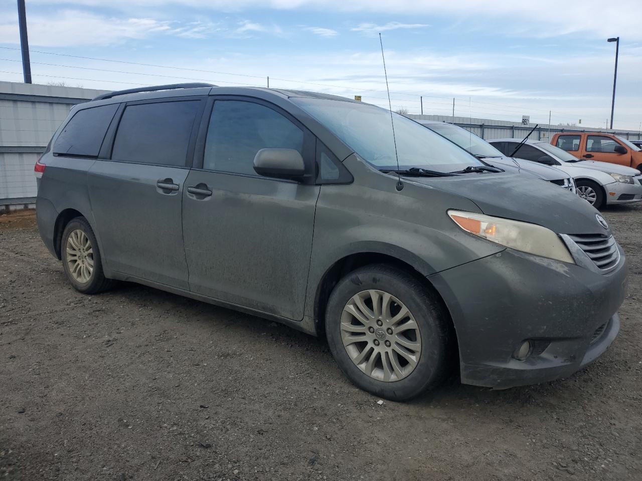 2011 Toyota Sienna - Image 4