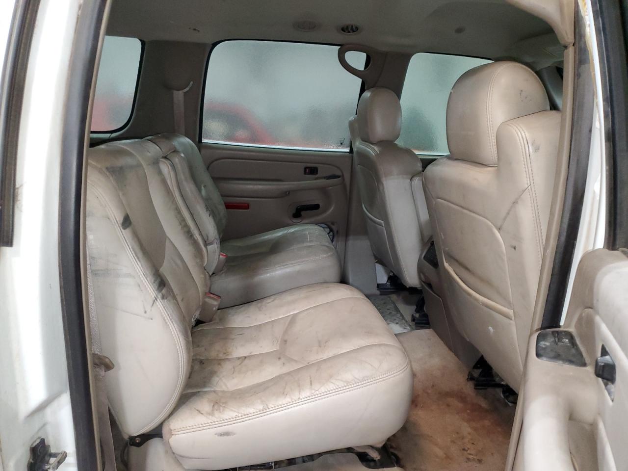 2004 Chevrolet Suburban - Image 12