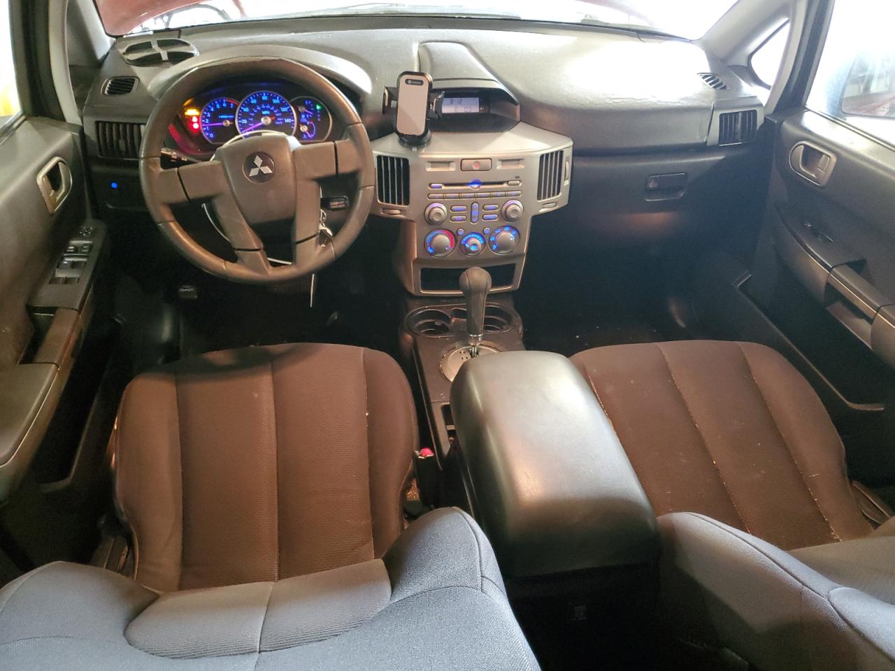 2004 Mitsubishi Endeavor - Image 8
