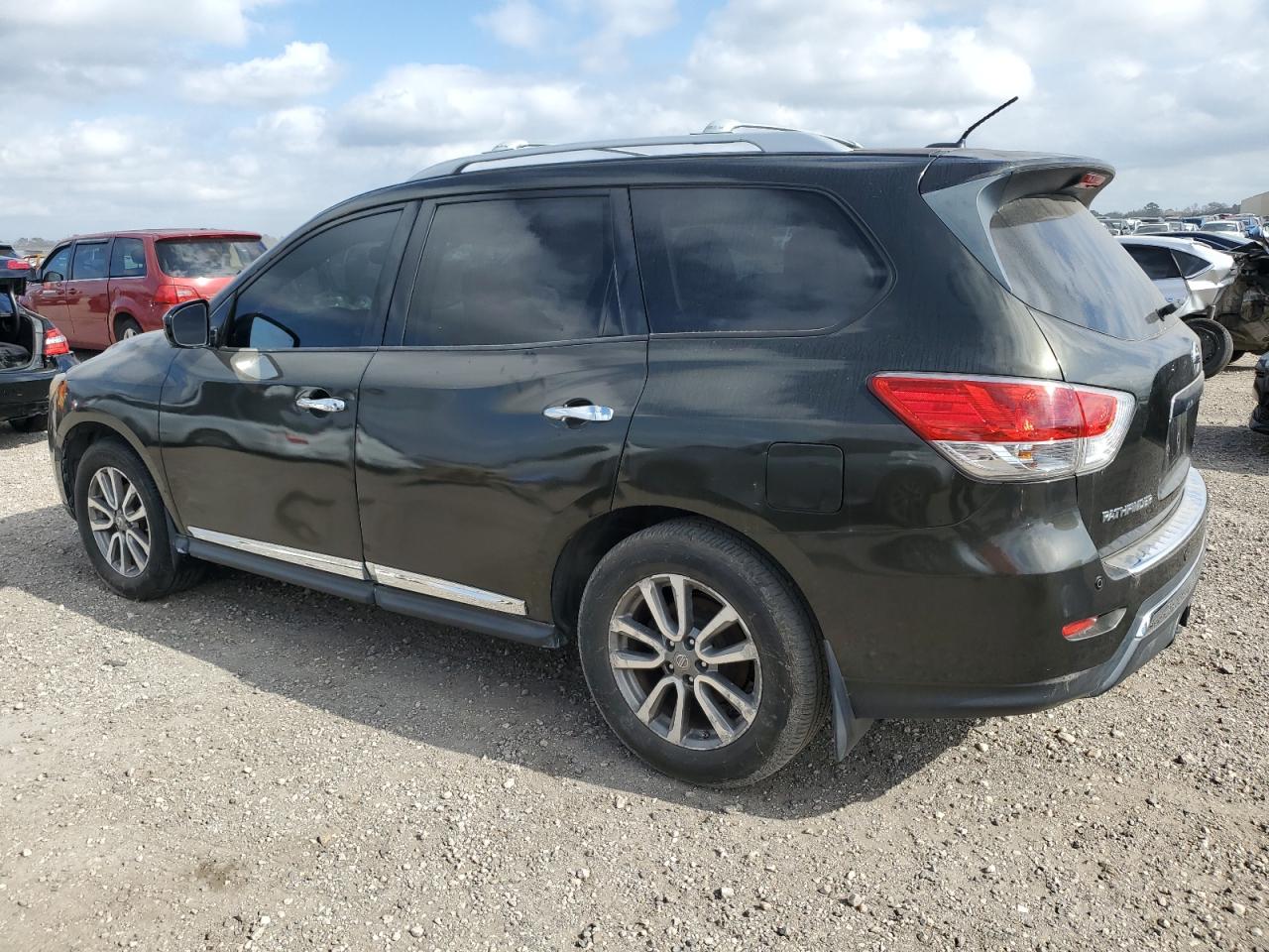 2015 Nissan Pathfinder - Image 2