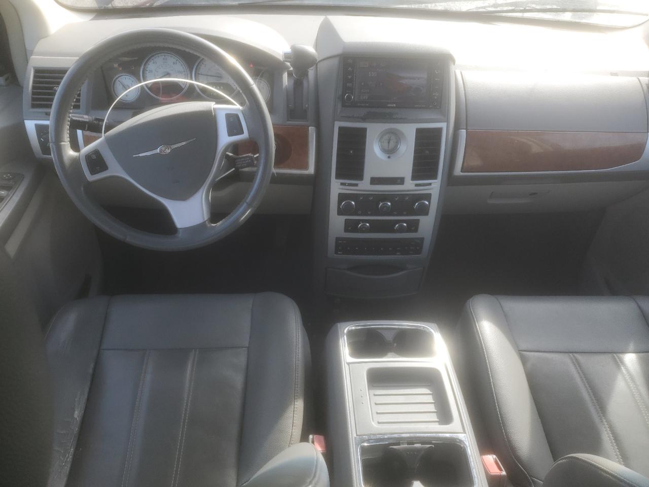 2008 Chrysler Town & Country - Image 8