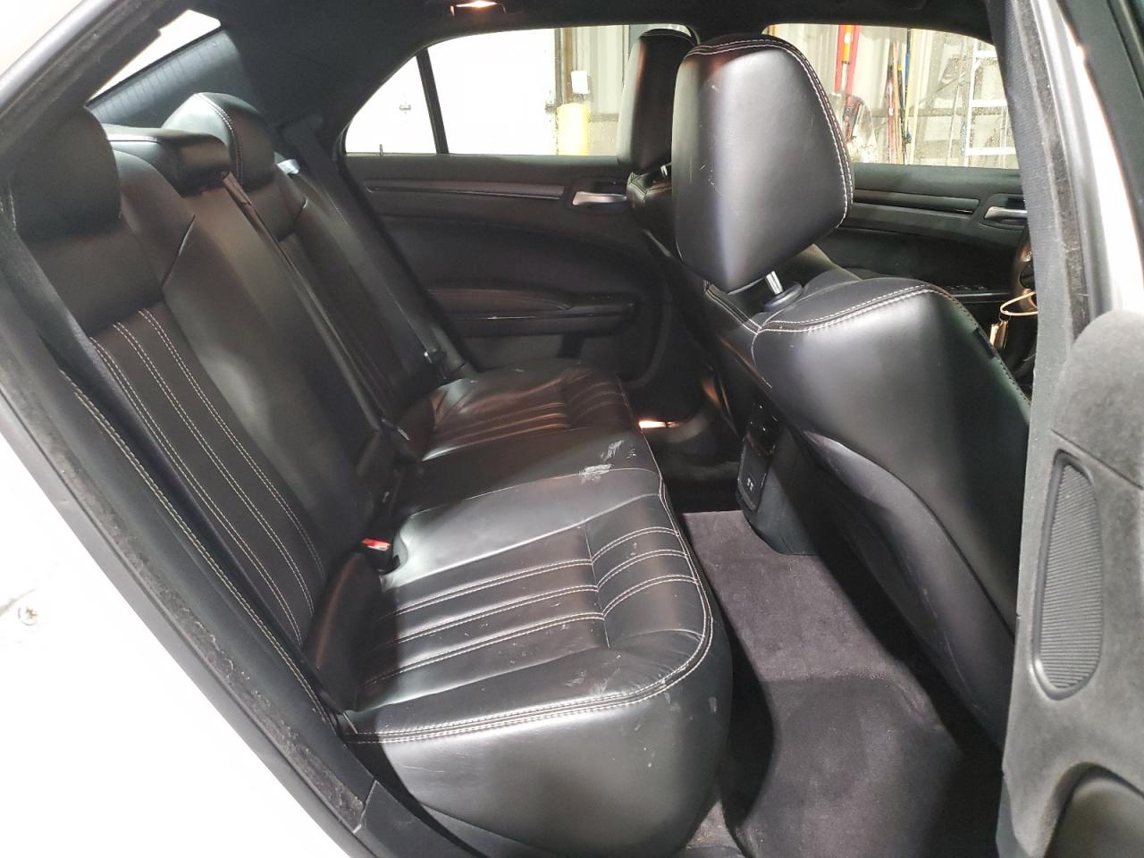 2016 Chrysler 300 - Image 10