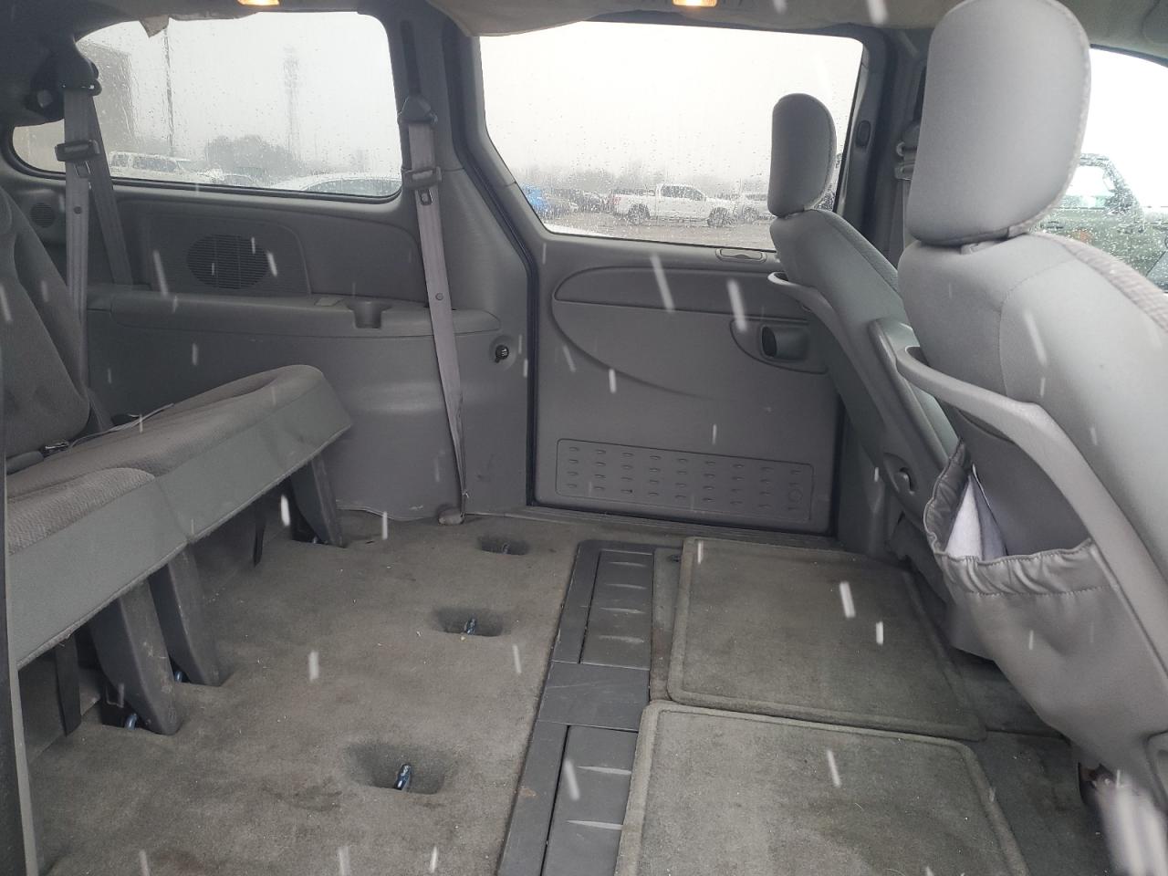 2005 Chrysler Town & Country - Image 11