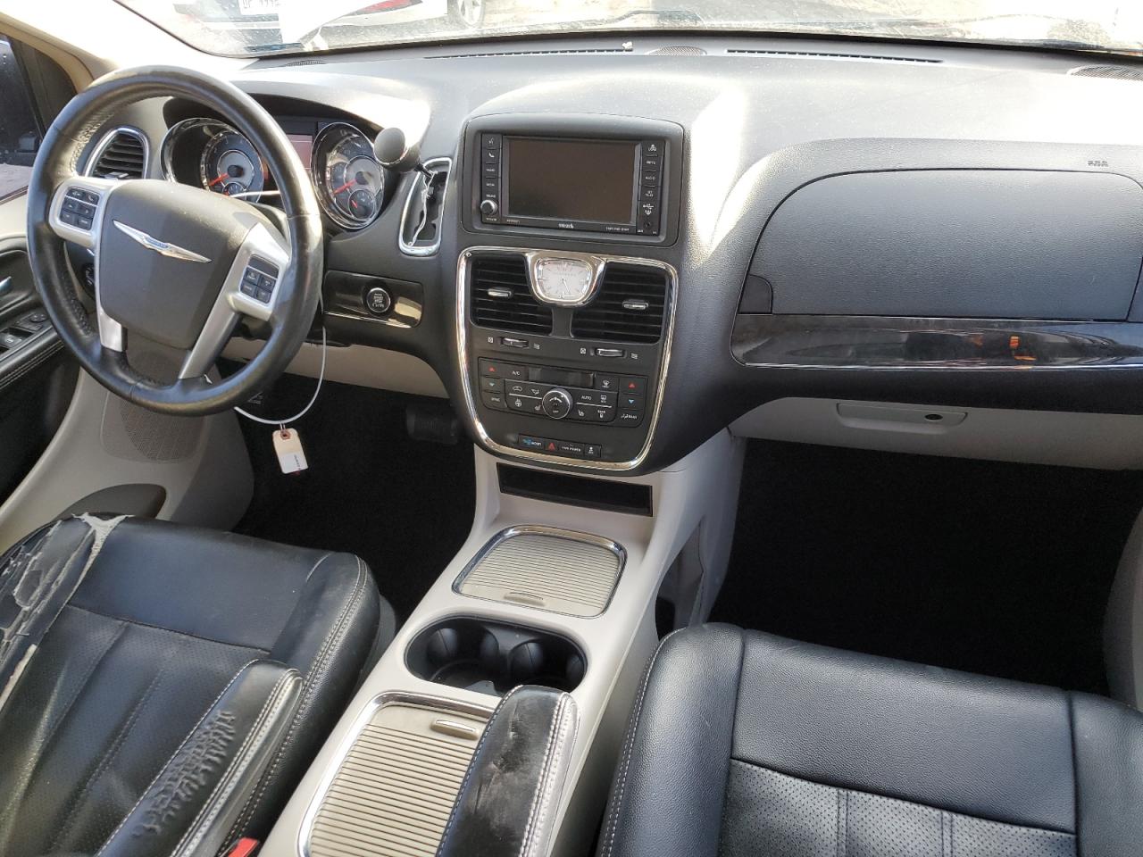 2014 Chrysler Town & Country - Image 8