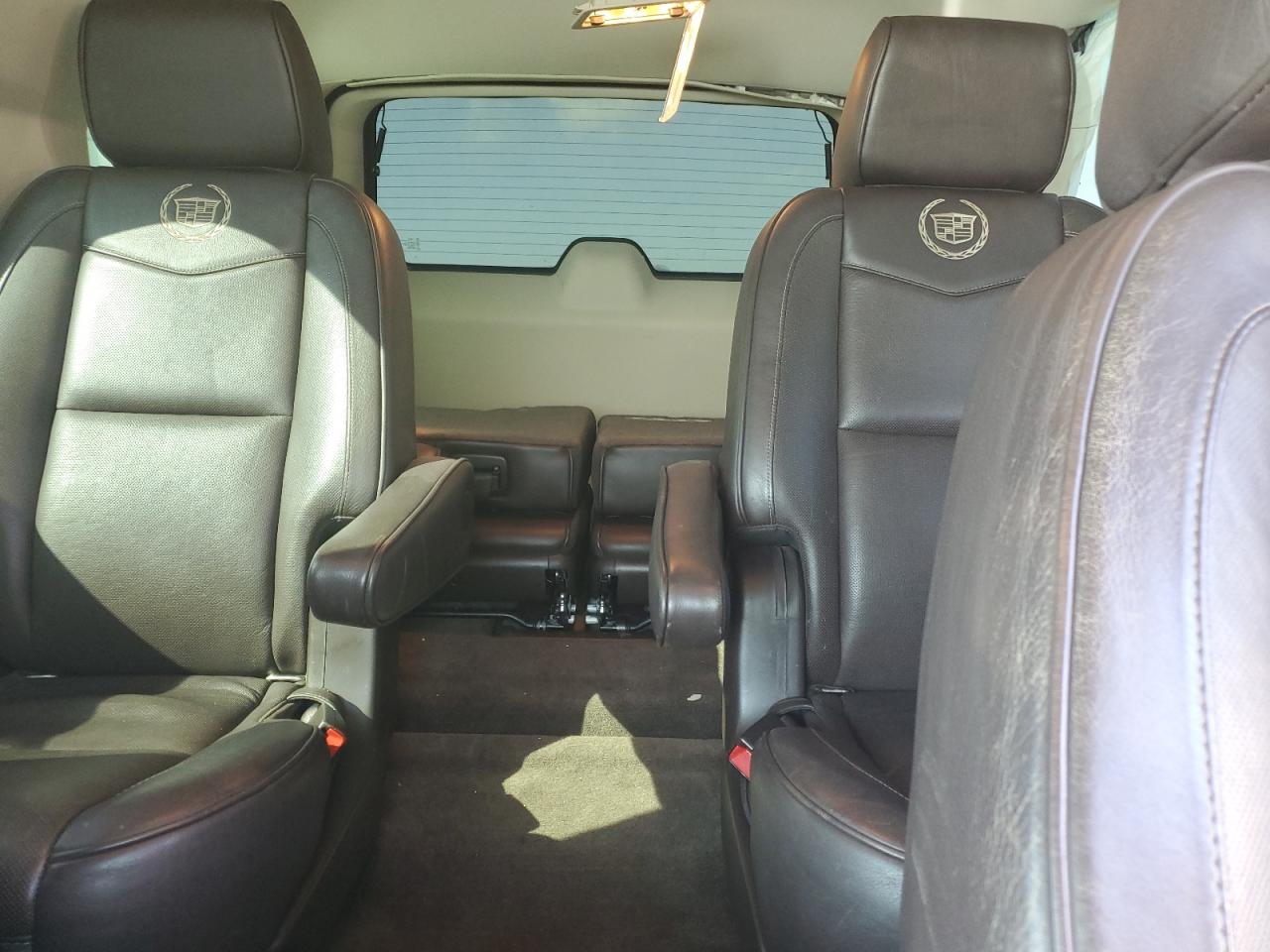 2011 Cadillac Escalade - Image 10