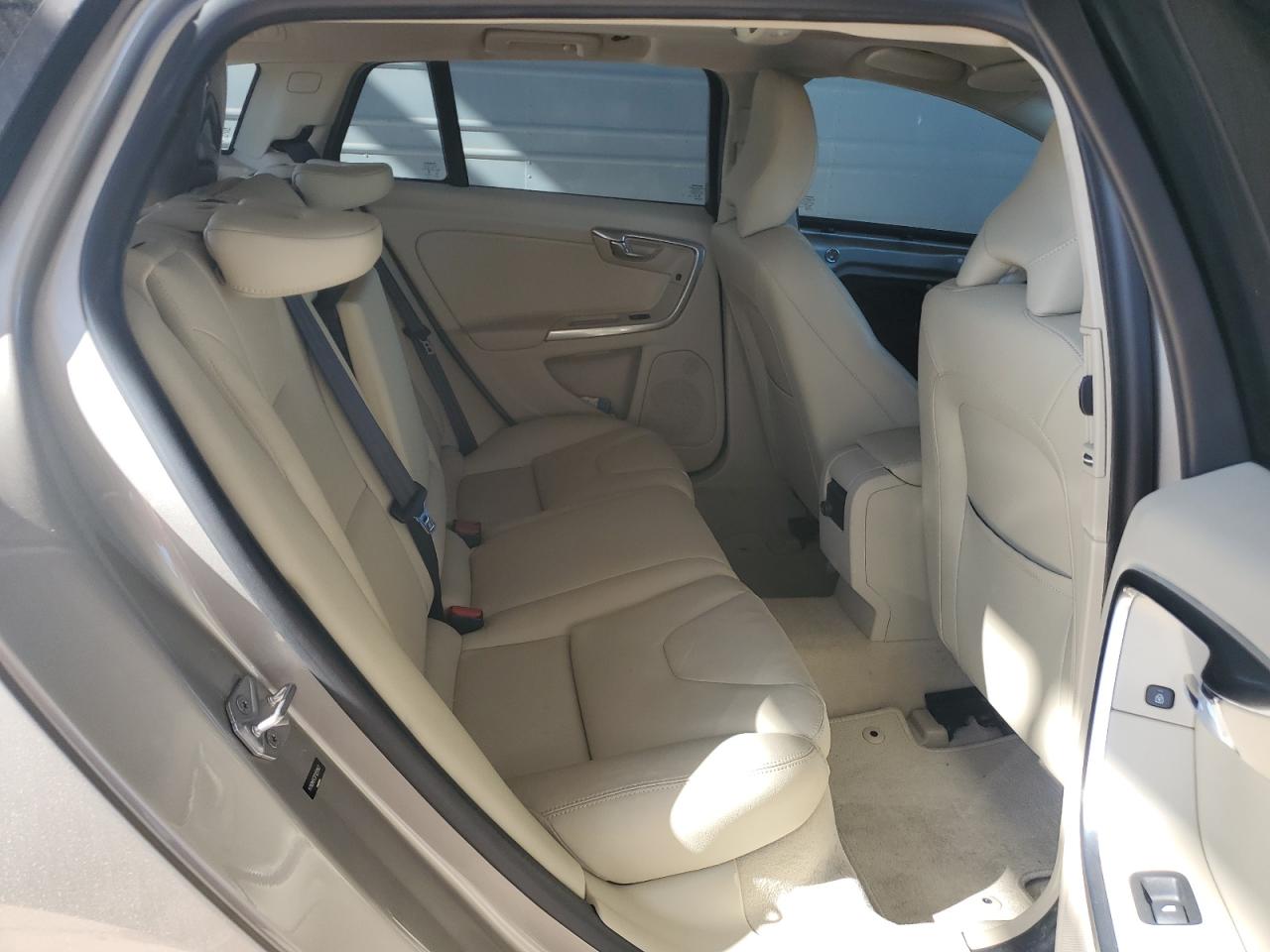 2015 Volvo V60 - Image 10