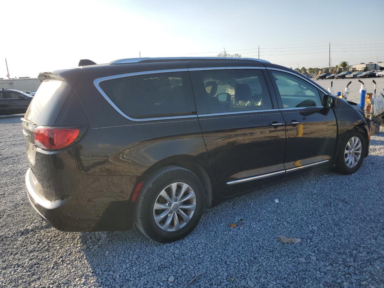 2018 Chrysler Pacifica - Image 3