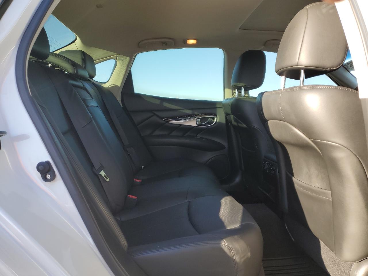 2017 Infiniti Q70 - Image 10