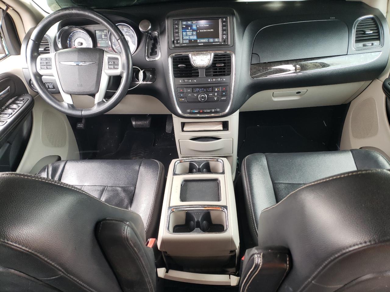 2014 Chrysler Town & Country - Image 8