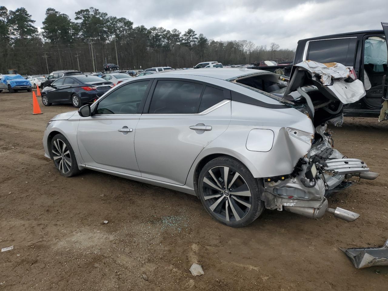 2020 Nissan Altima - Image 2