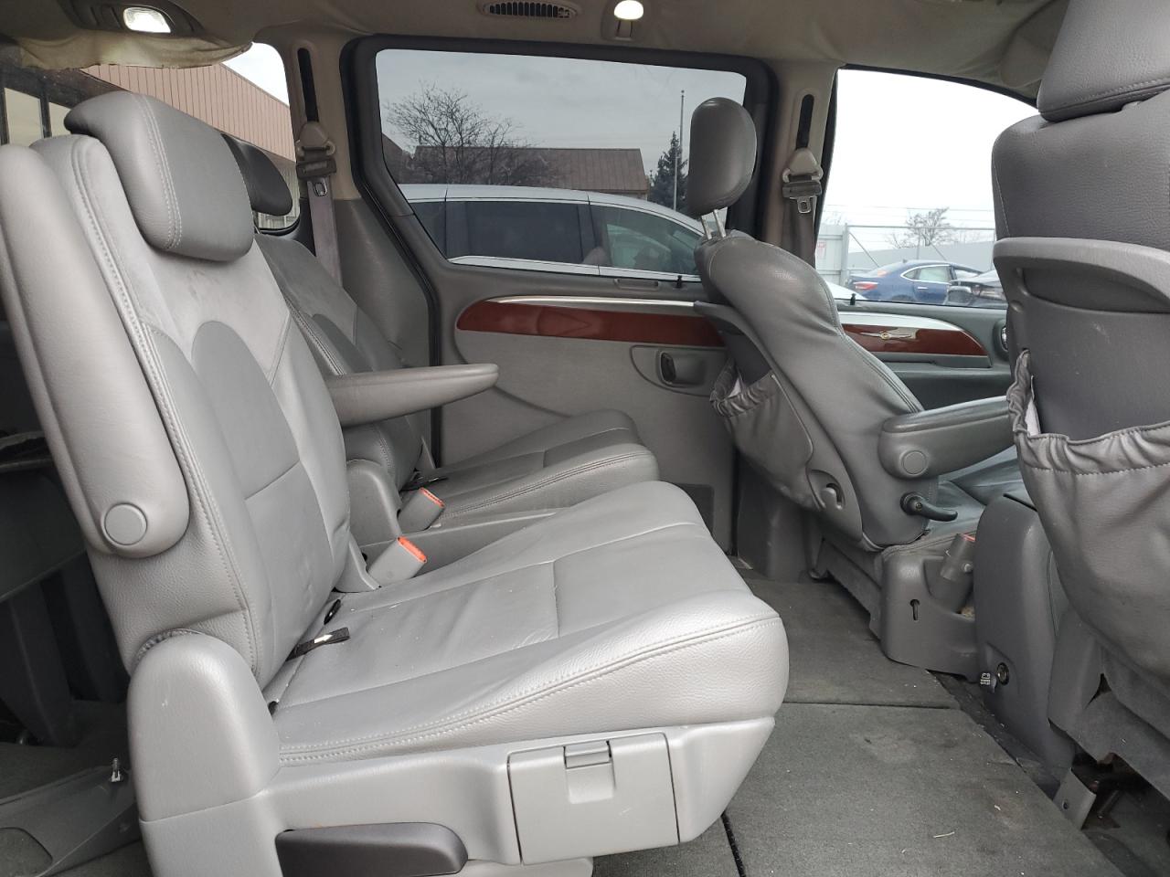2005 Chrysler Town & Country - Image 12