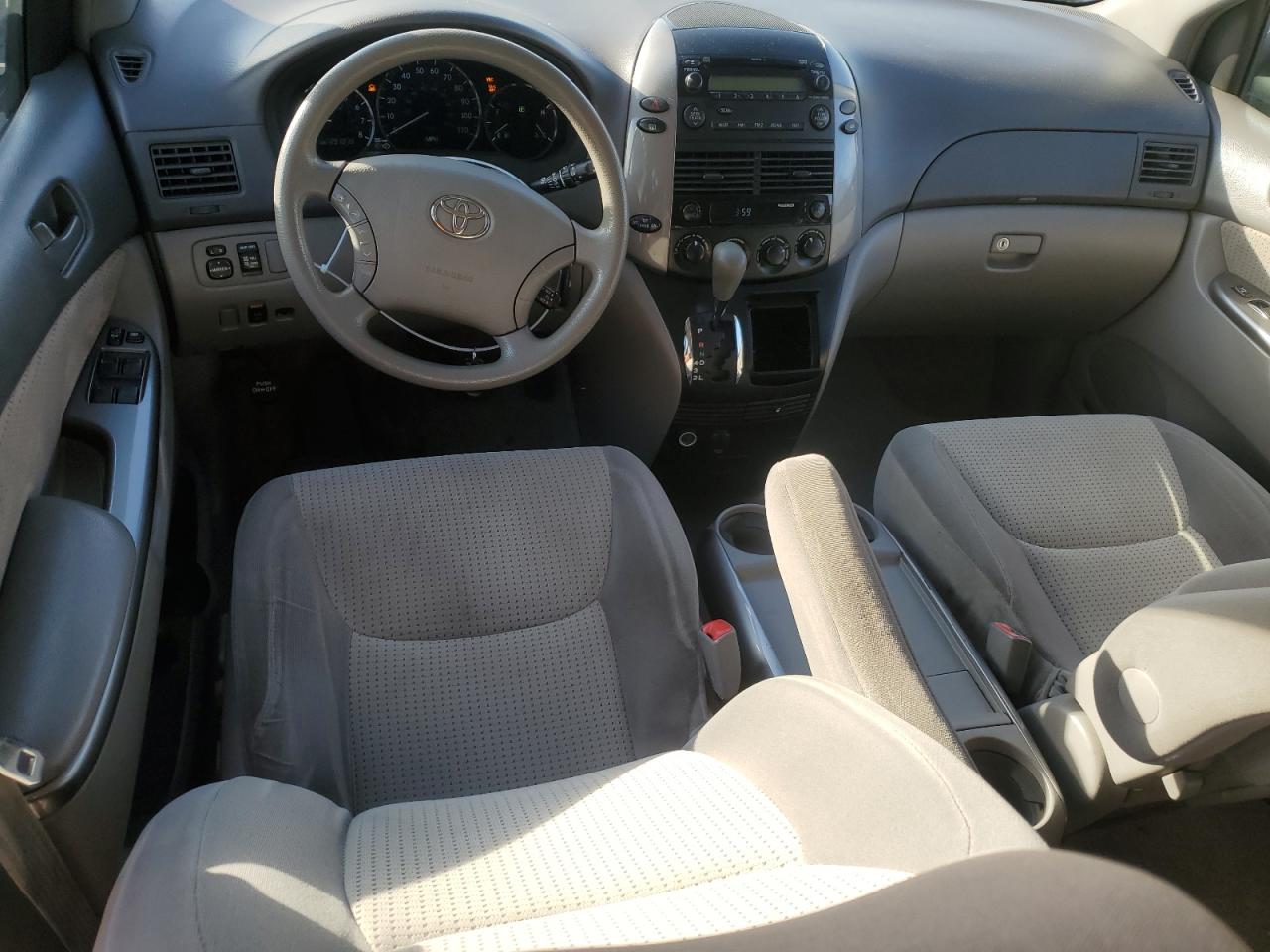 2010 Toyota Sienna - Image 8