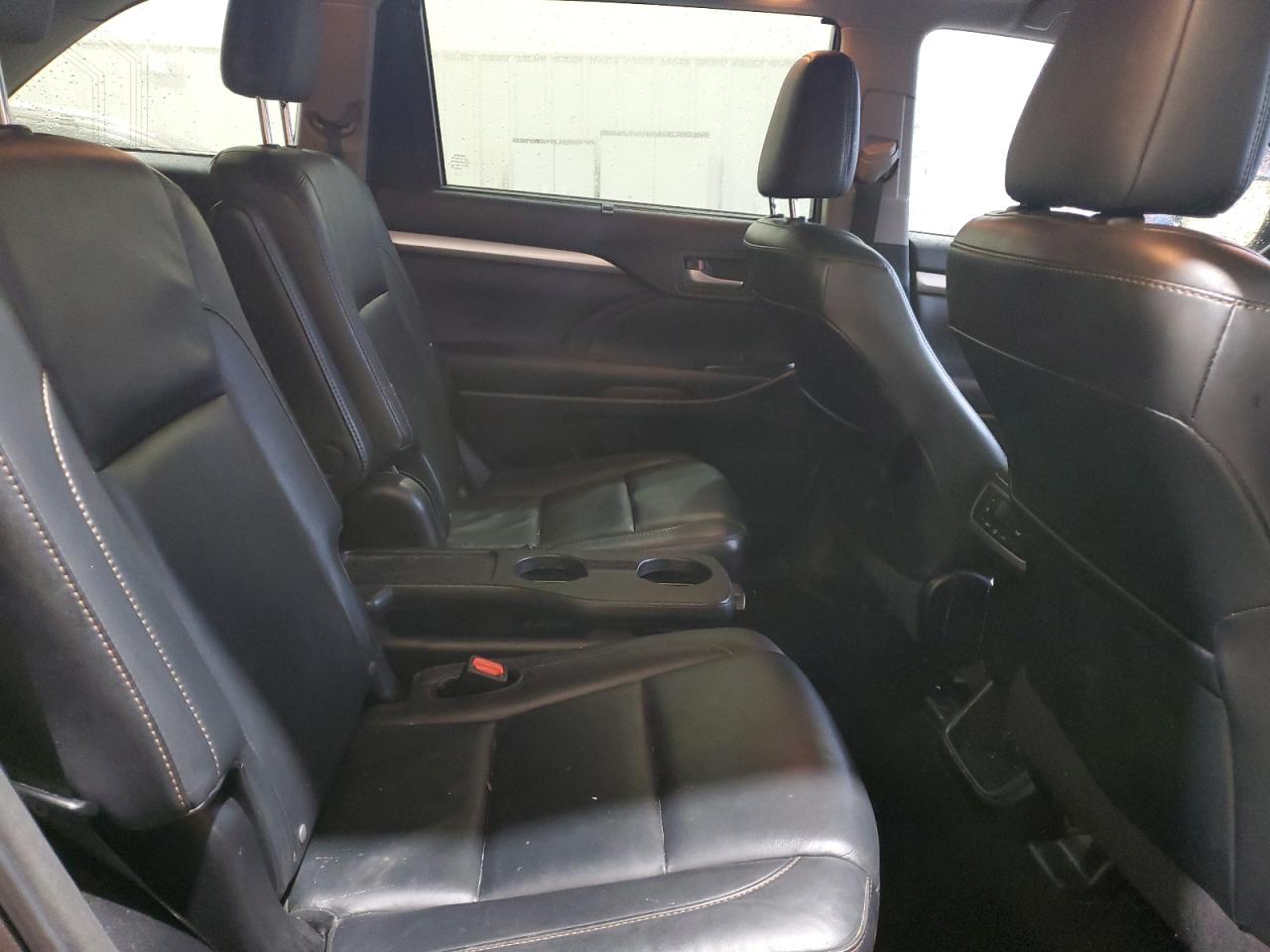 2016 Toyota Highlander - Image 12