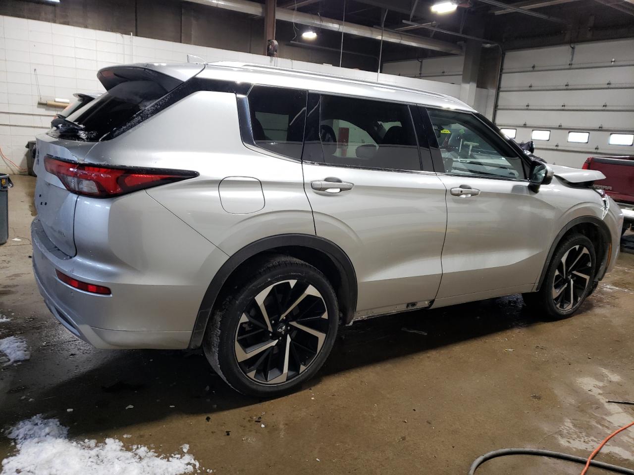 2024 Mitsubishi Outlander - Image 3