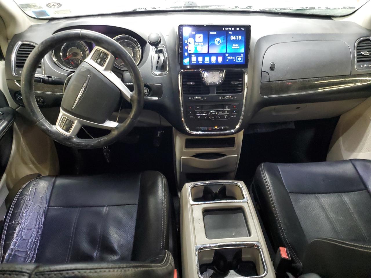 2014 Chrysler Town & Country - Image 8