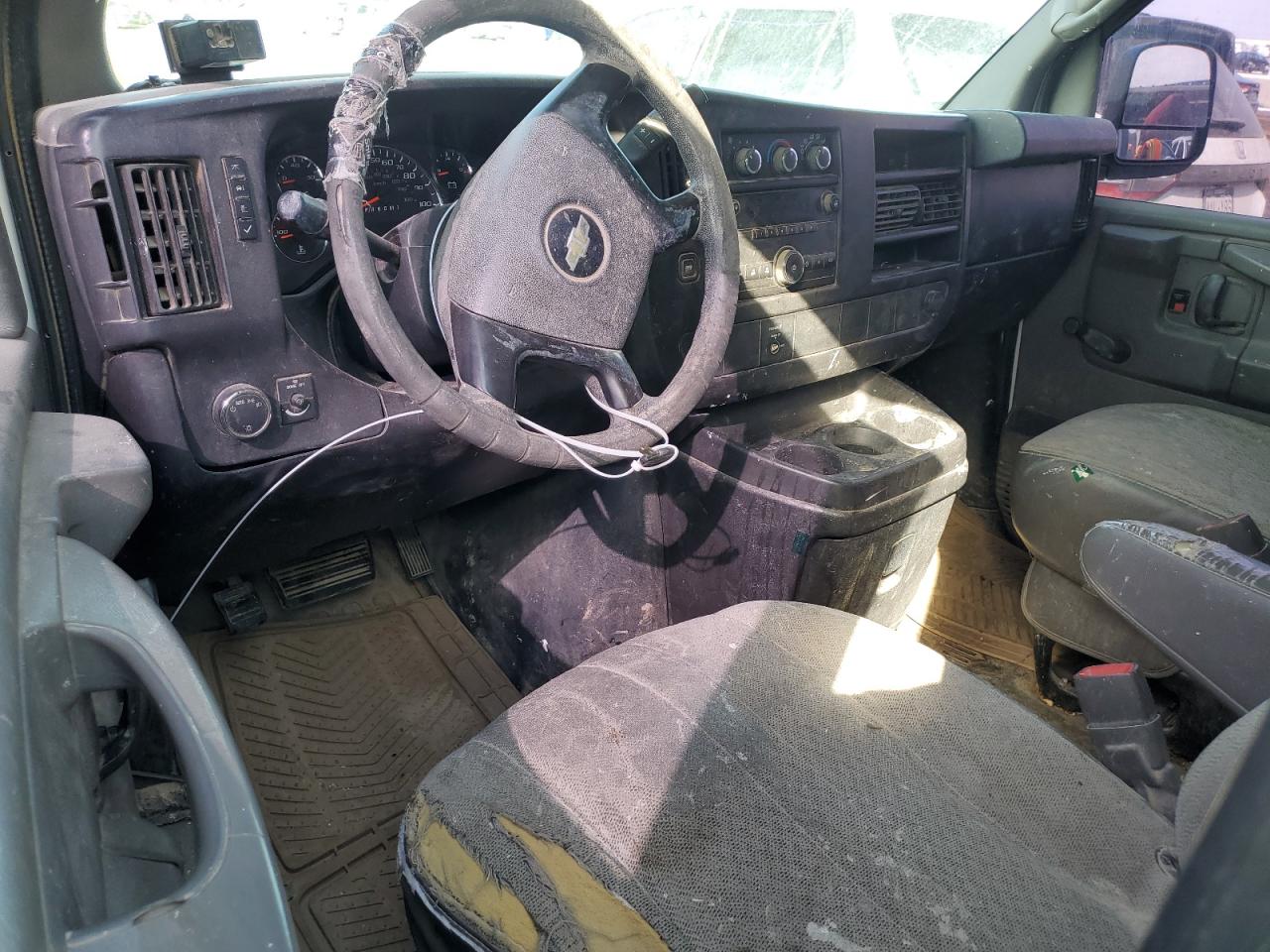 2010 Chevrolet Express - Image 8