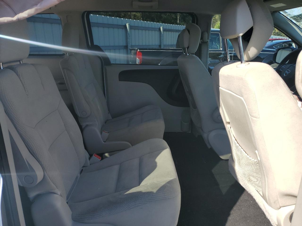 2017 Dodge Caravan - Image 11