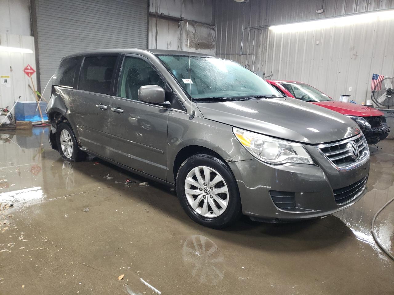 2010 Volkswagen Routan - Image 4