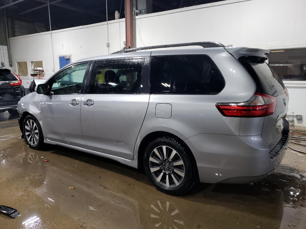 2018 Toyota Sienna - Image 2