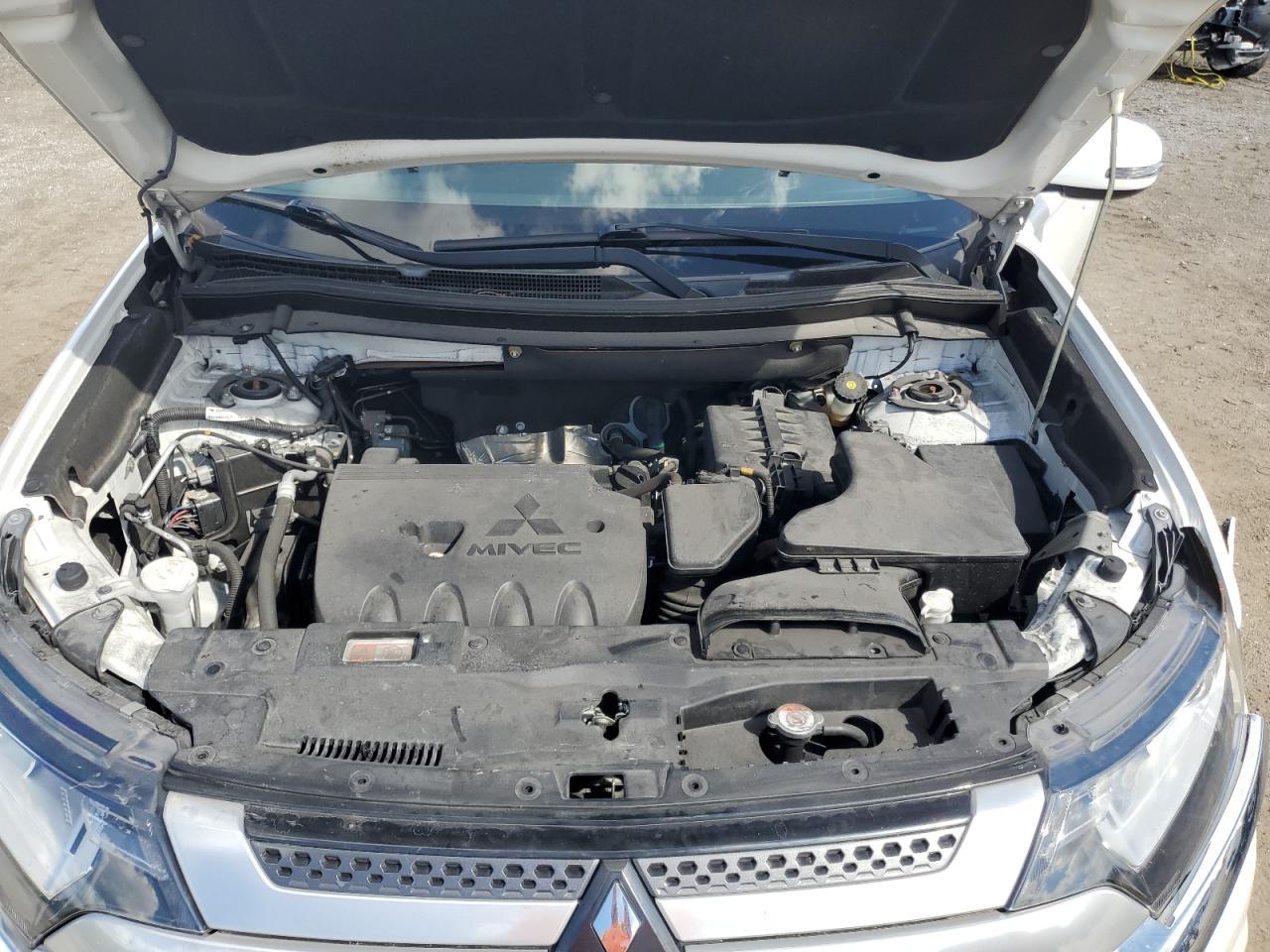 2019 Mitsubishi Outlander - Image 14
