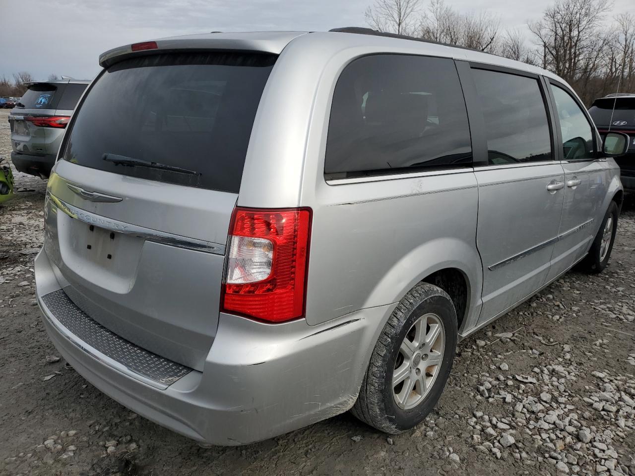 2011 Chrysler Town & Country - Image 3