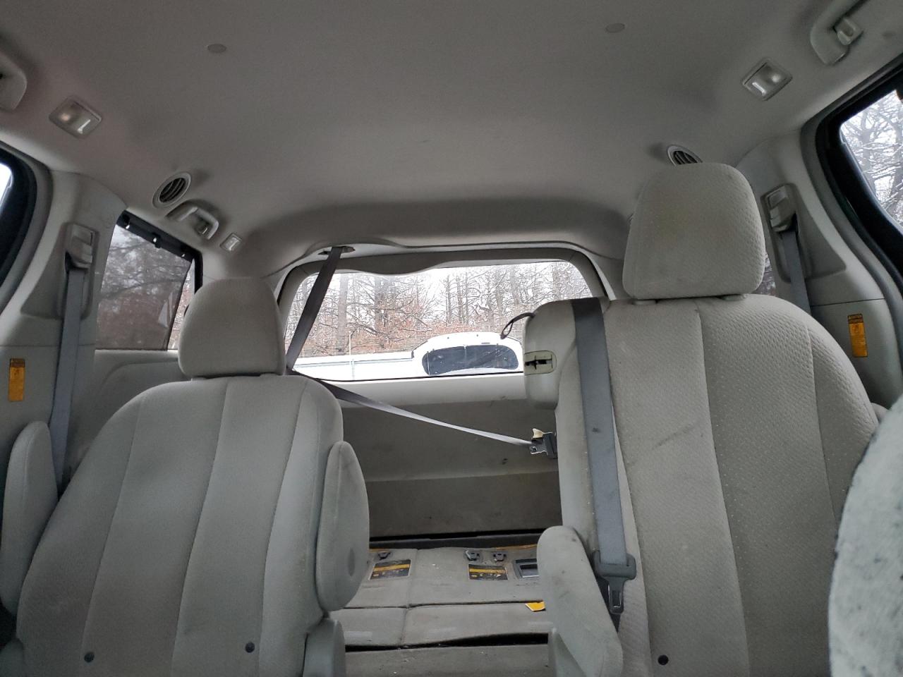 2014 Toyota Sienna - Image 10