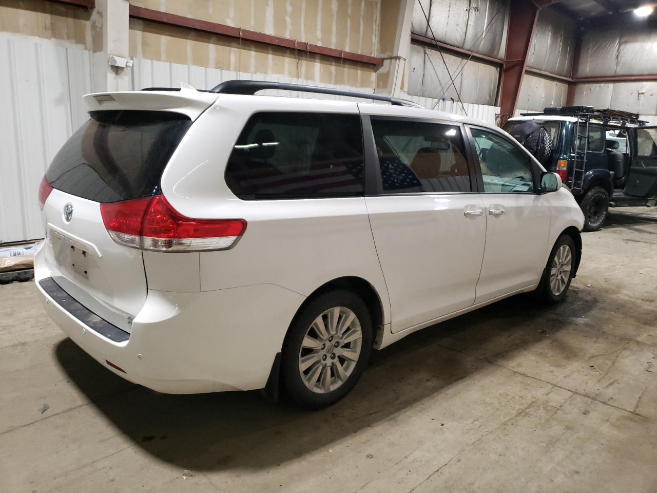 2014 Toyota Sienna - Image 3