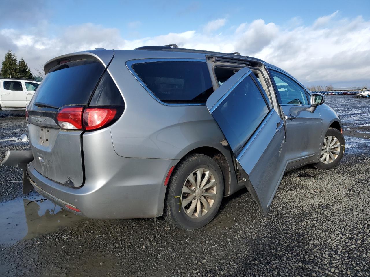 2017 Chrysler Pacifica - Image 3