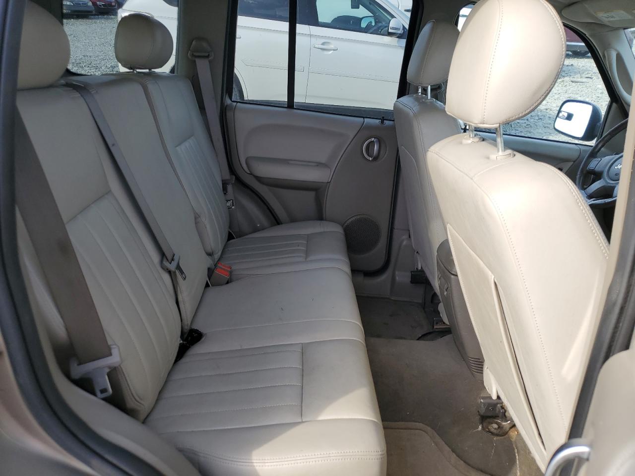 2006 Jeep Liberty (North America) - Image 11