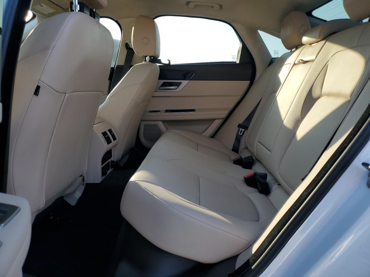 2019 Jaguar XF - Image 10