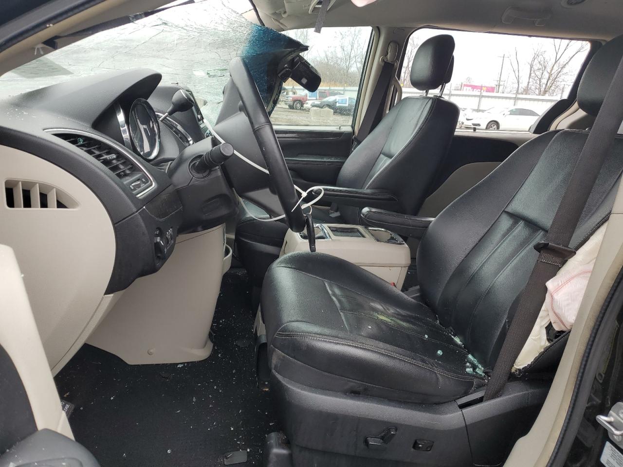 2016 Chrysler Town & Country - Image 7