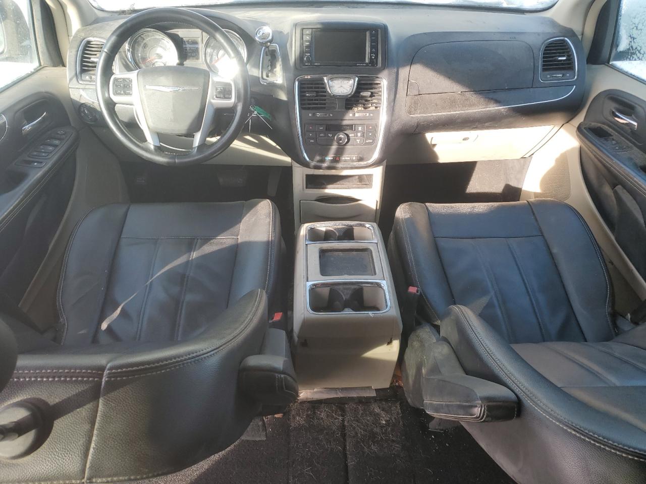 2014 Chrysler Town & Country - Image 8