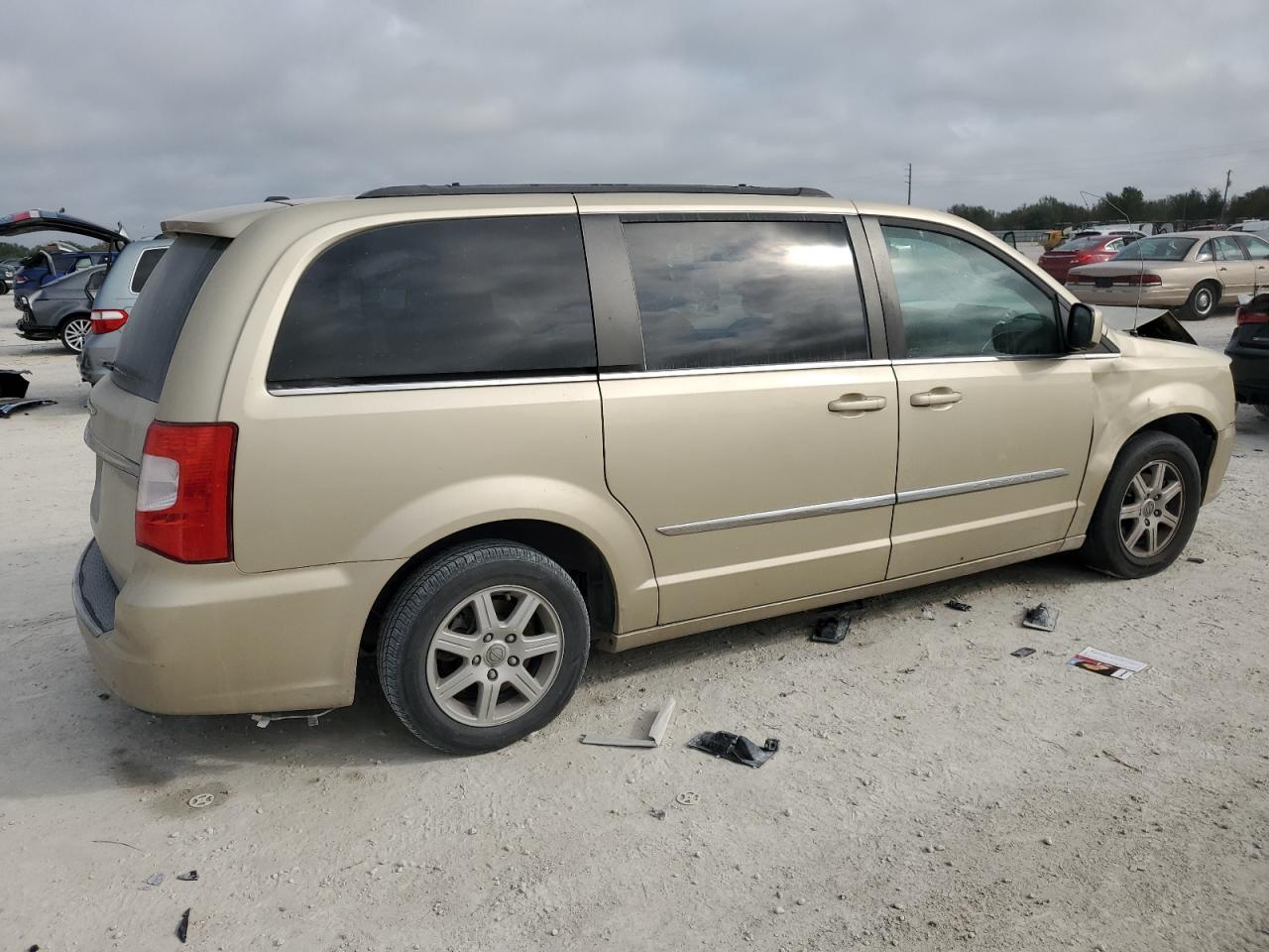 2011 Chrysler Town & Country - Image 3