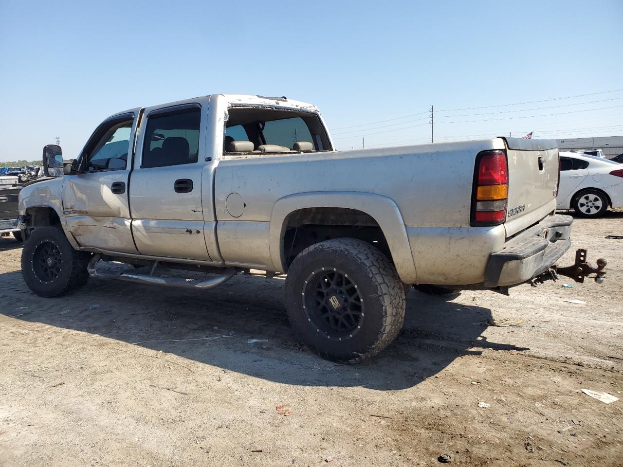 2004 GMC Sierra - Image 2