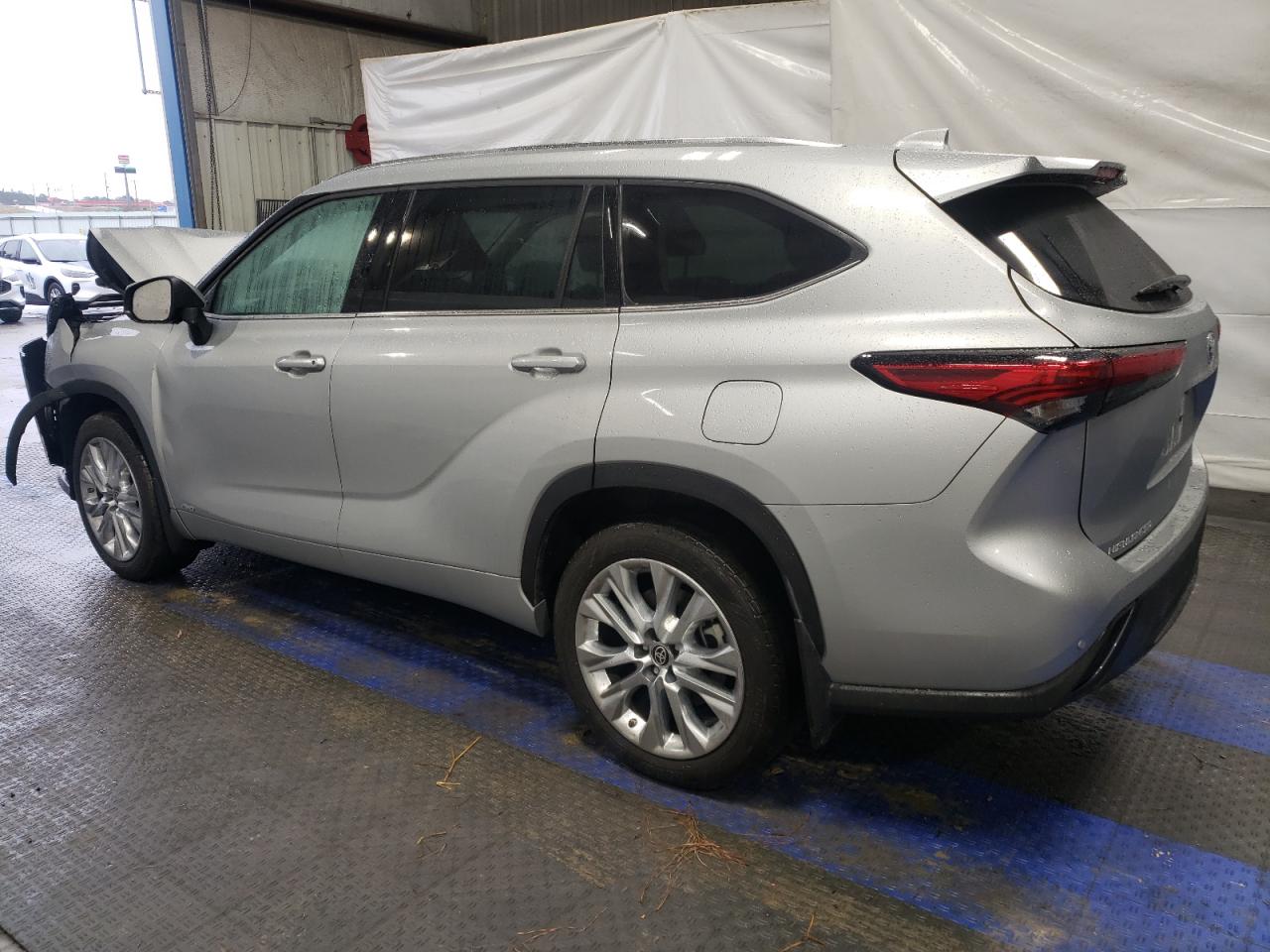 2022 Toyota Highlander - Image 2