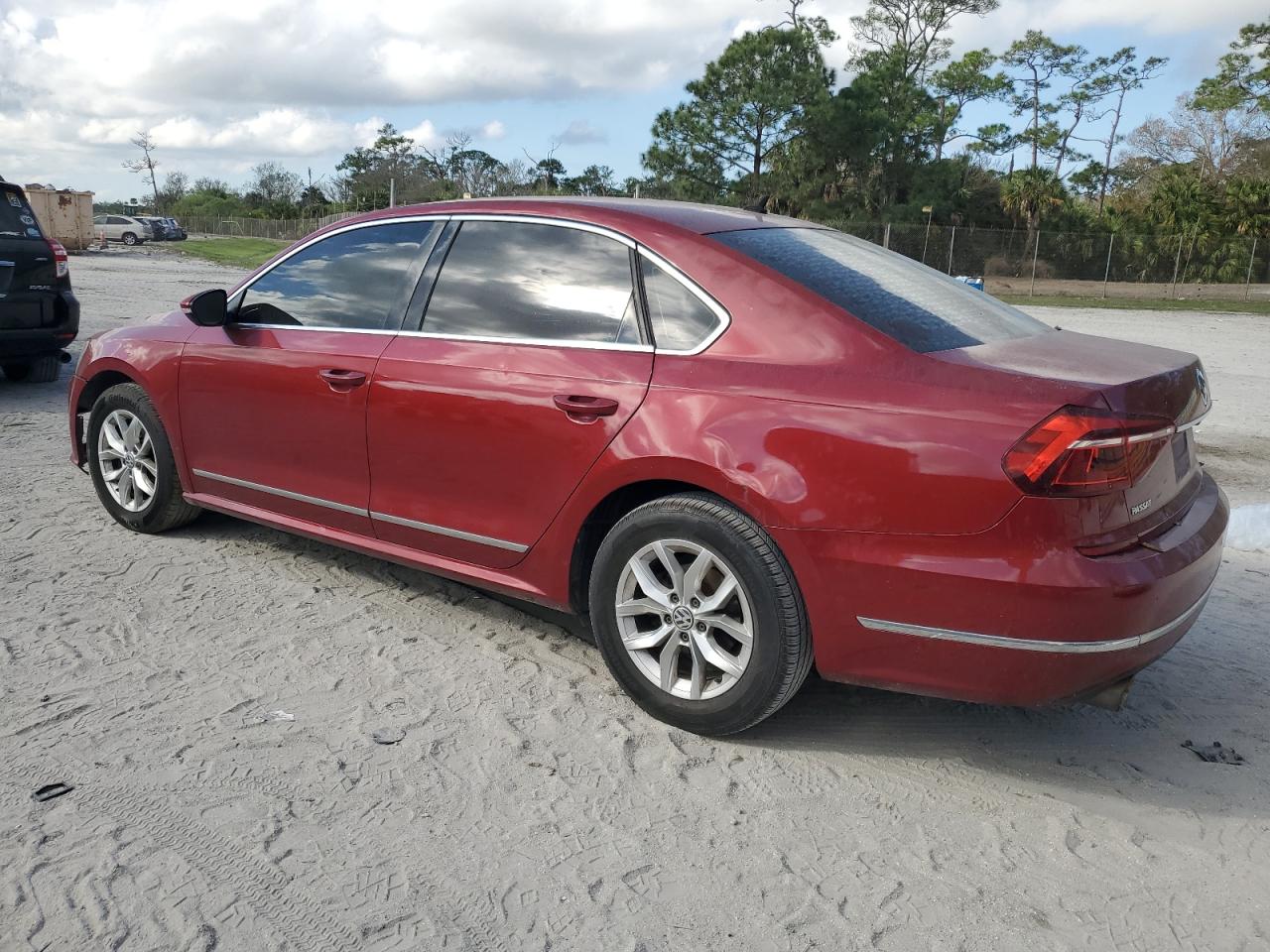 2017 Volkswagen Passat - Image 2