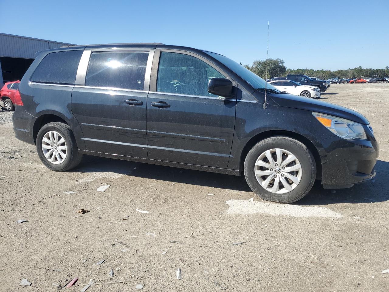 2014 Volkswagen Routan - Image 4